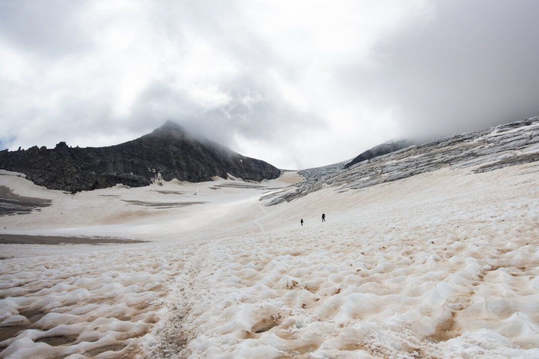 Blick zurück zum steilsten Stück des Abstiegs am Gletscher