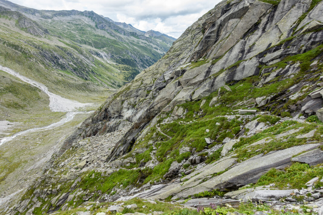 Der steile Pfad von der Materialseilbahn zur Kürsingerhütte