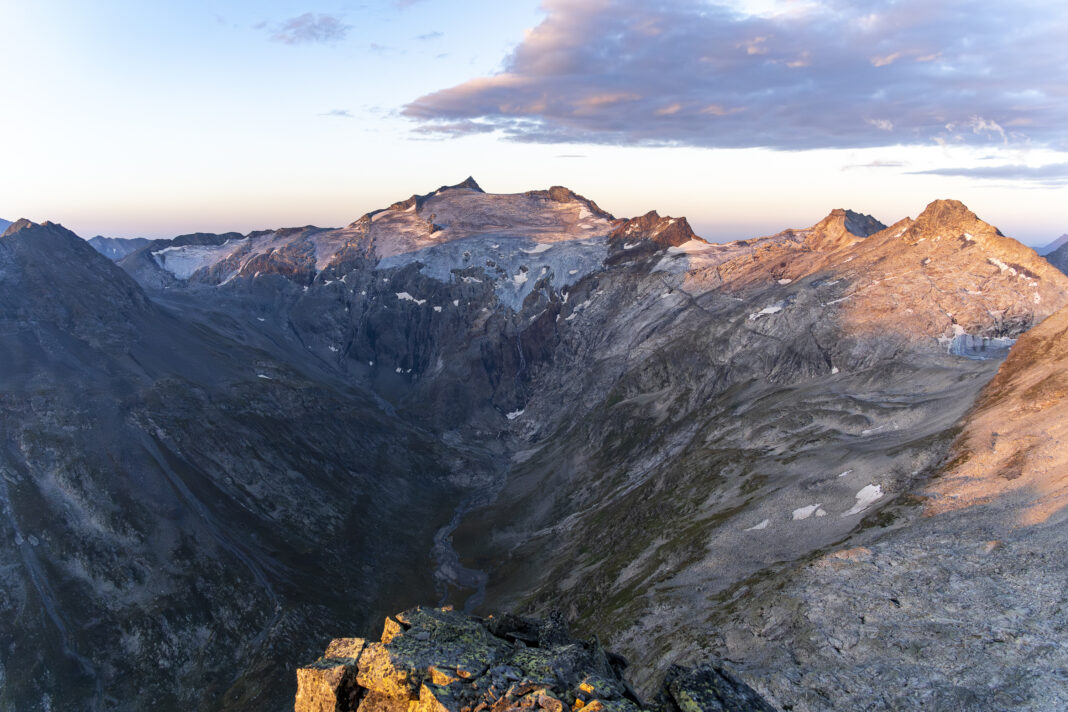 Die ersten Sonnenstrahlen erreichen den Ankogel