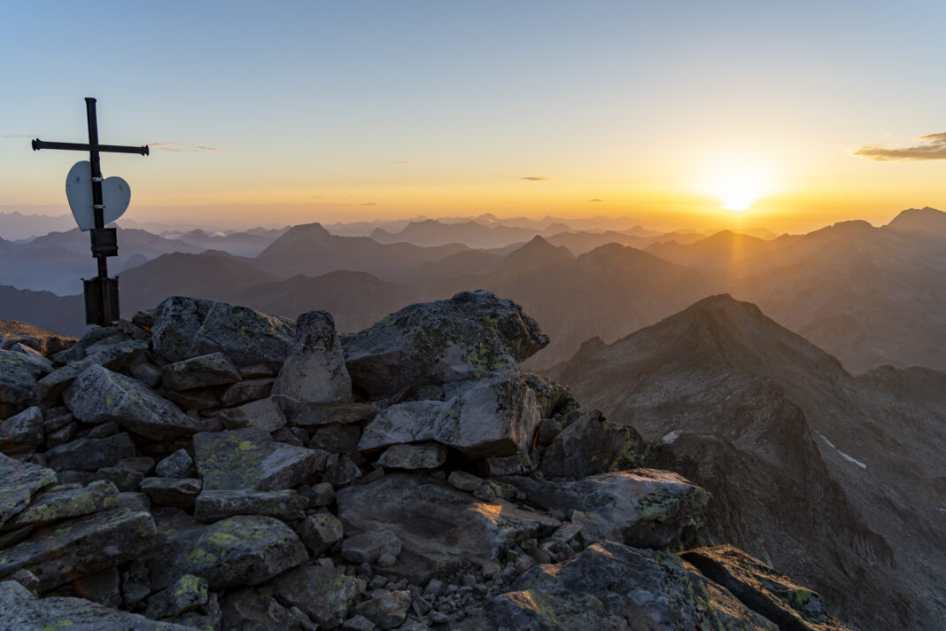 Einfach herrlich: Sonnenaufgang am Gipfel