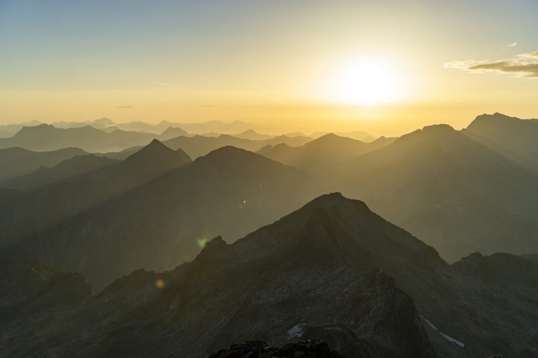 Gipfelmeer bei Sonnenaufgang