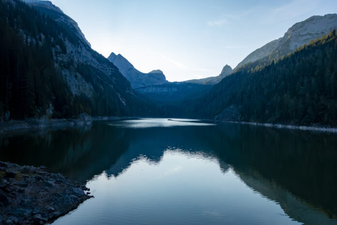 Morgenstimmung am Dießbachstausee; hinten links der Große und Kleine Hundstod