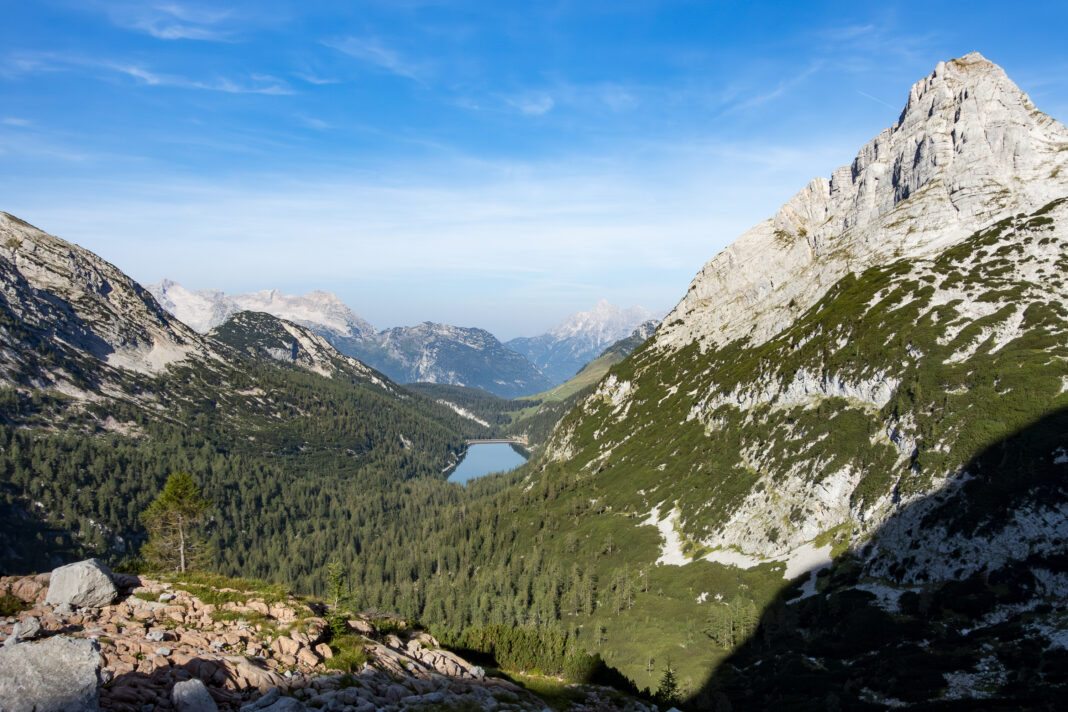 Blick zurück zum Dießbachstausee; rechts das Seehorn