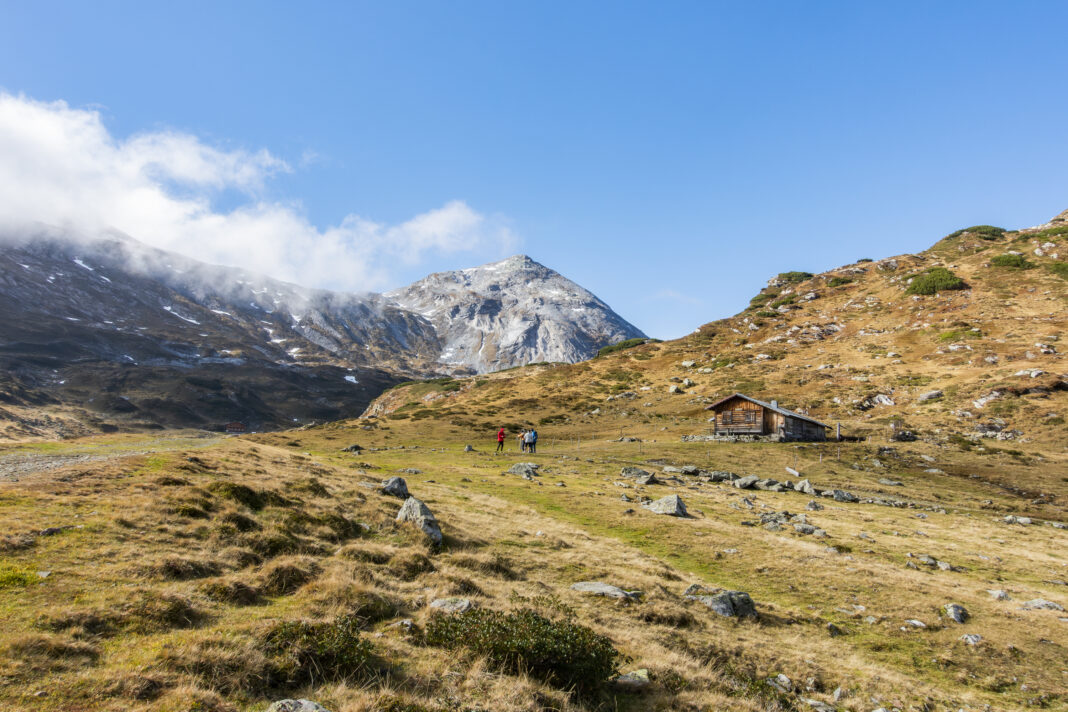 Die Steirische Kalkspitze; links unten im Schatten die Giglachseehütte