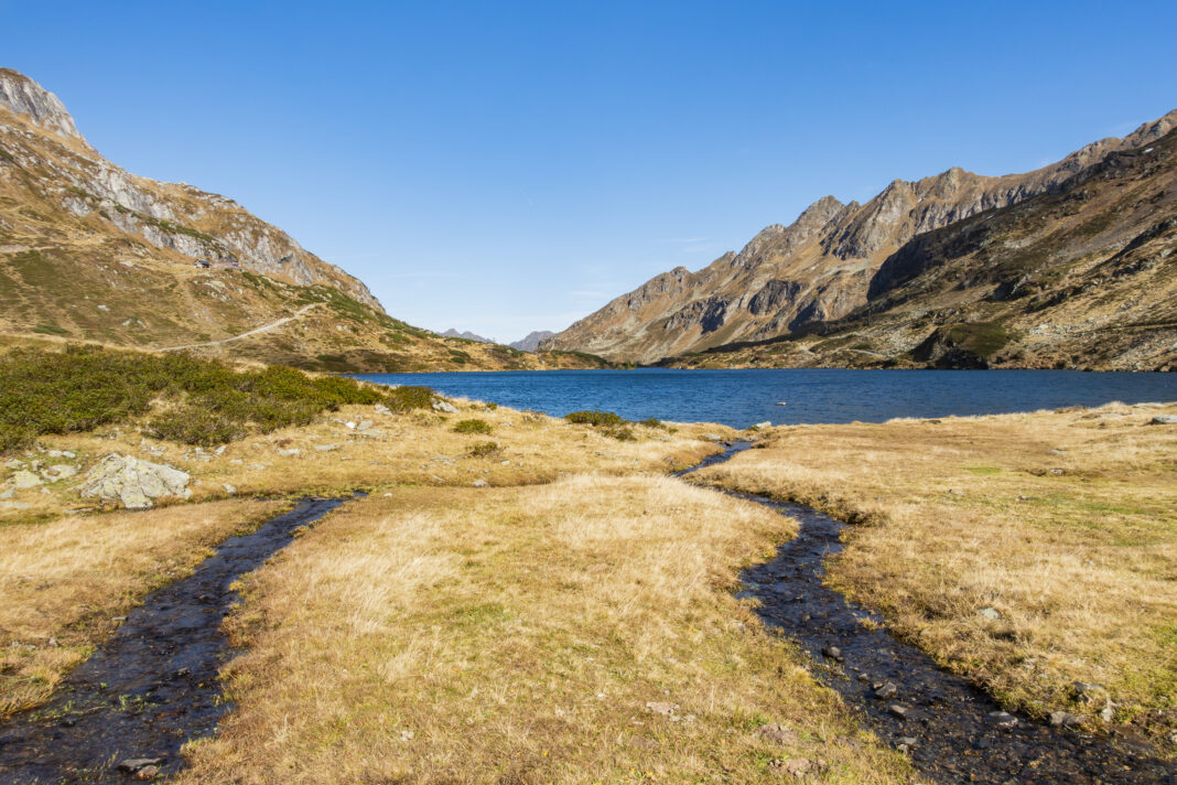 Beinahe wie ein Fjord bettet sich der Untere Giglachsee in die raue Landschaft der Schladminger Tauern