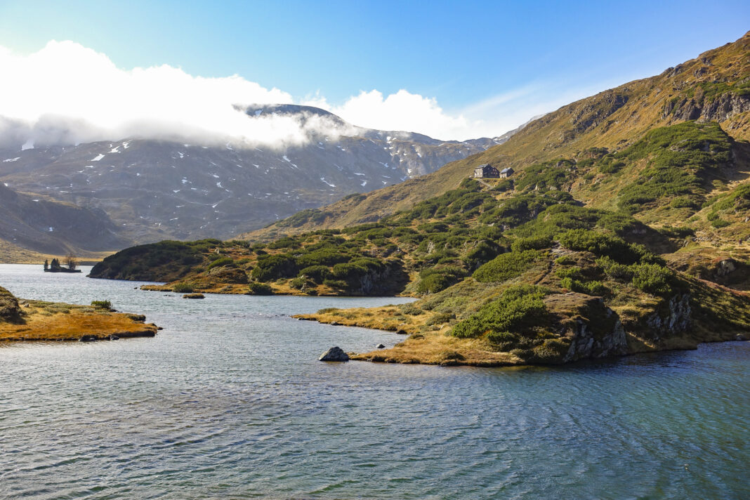 Der Untere Giglachsee mit der Ignaz-Mattis-Hütte