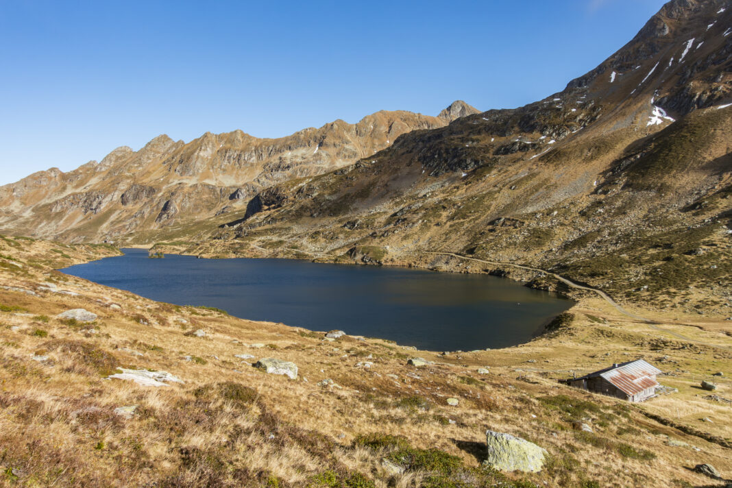 Fjordähnlich: der Untere Giglachsee mit der Forststraße am Ostufer