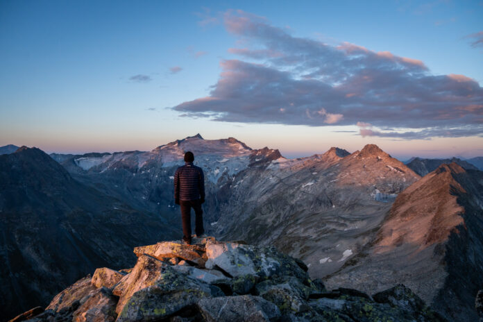 Bergsteiger vorm Ankogel bei Sonnenaufgang