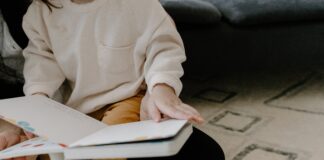 Kind und Elternteil lesen ein Bilderbuch