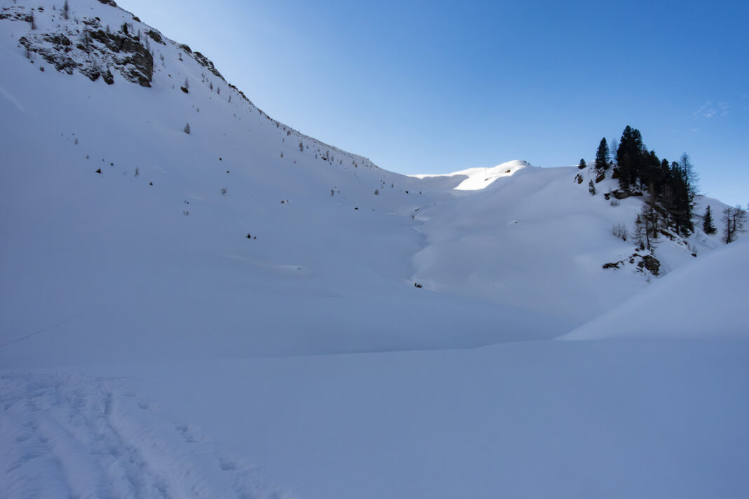 Blick in die unberührte Mulde, die zum Westrücken führt