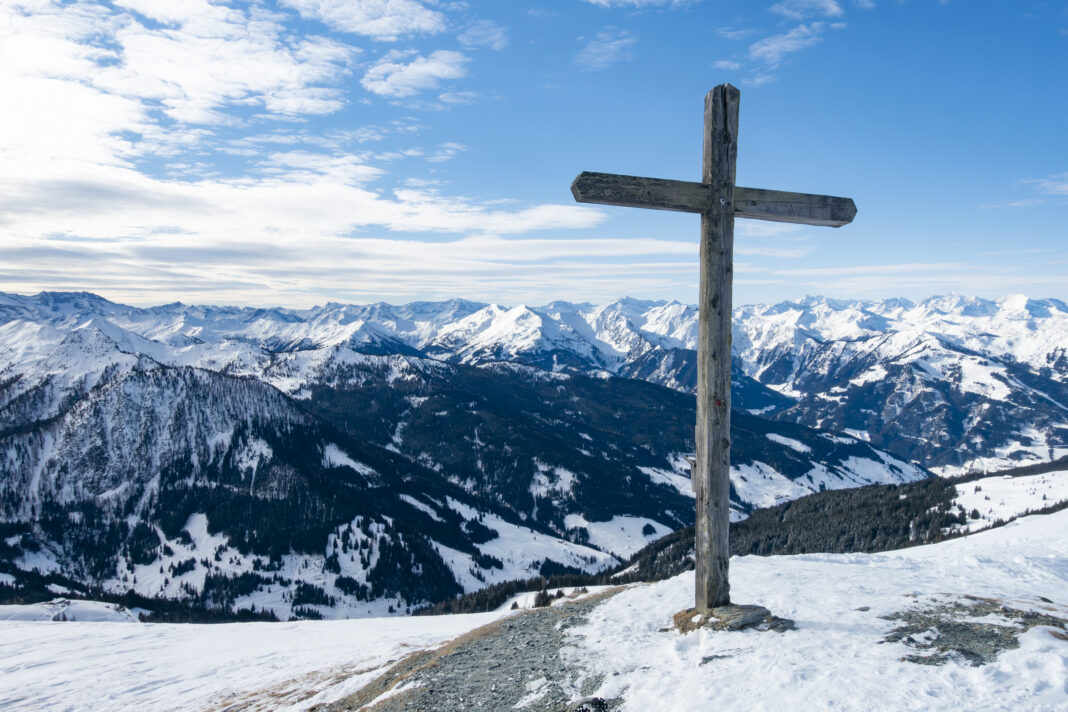 Das unscheinbare Gipfelkreuz des Gründeggs