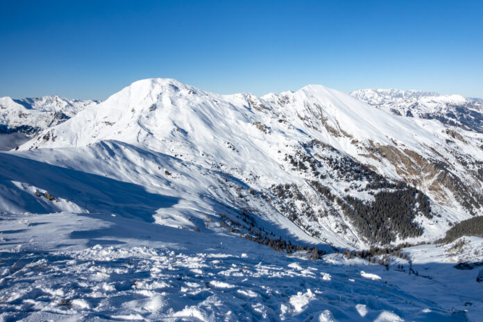 Blick vom Gipfel Richtung Gamskarkogel (links) und Frauenkogel (rechts)