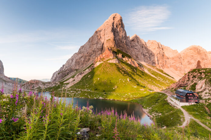 Der Wolayerseehütte am Karnischen Höhenweg