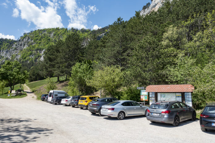 Der Sonnenuhr-Parkplatz am Fuß der Hohen Wand