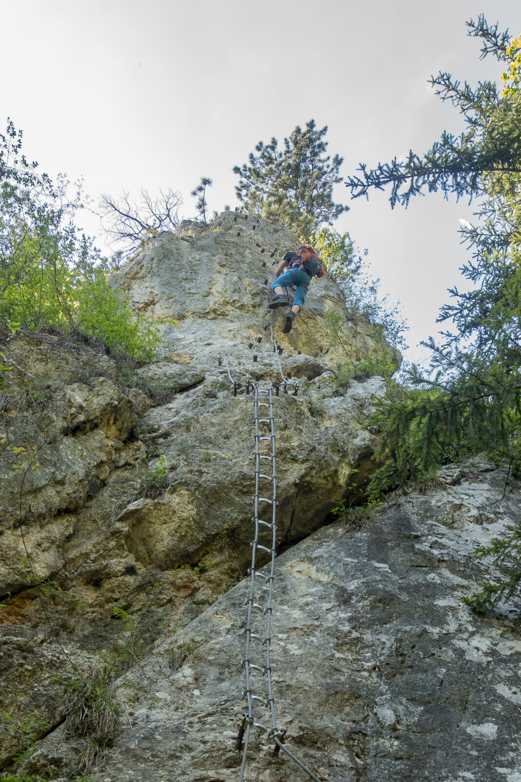 Die Eisentritte entschärfen den Klettersteig etwas