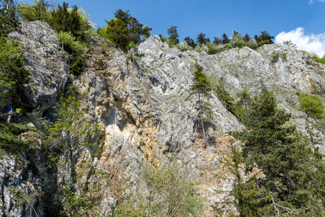 Der obere Teil des Matthias Prinner Klettersteigs mit Seilbrücke und Querung Richtung Skywalk