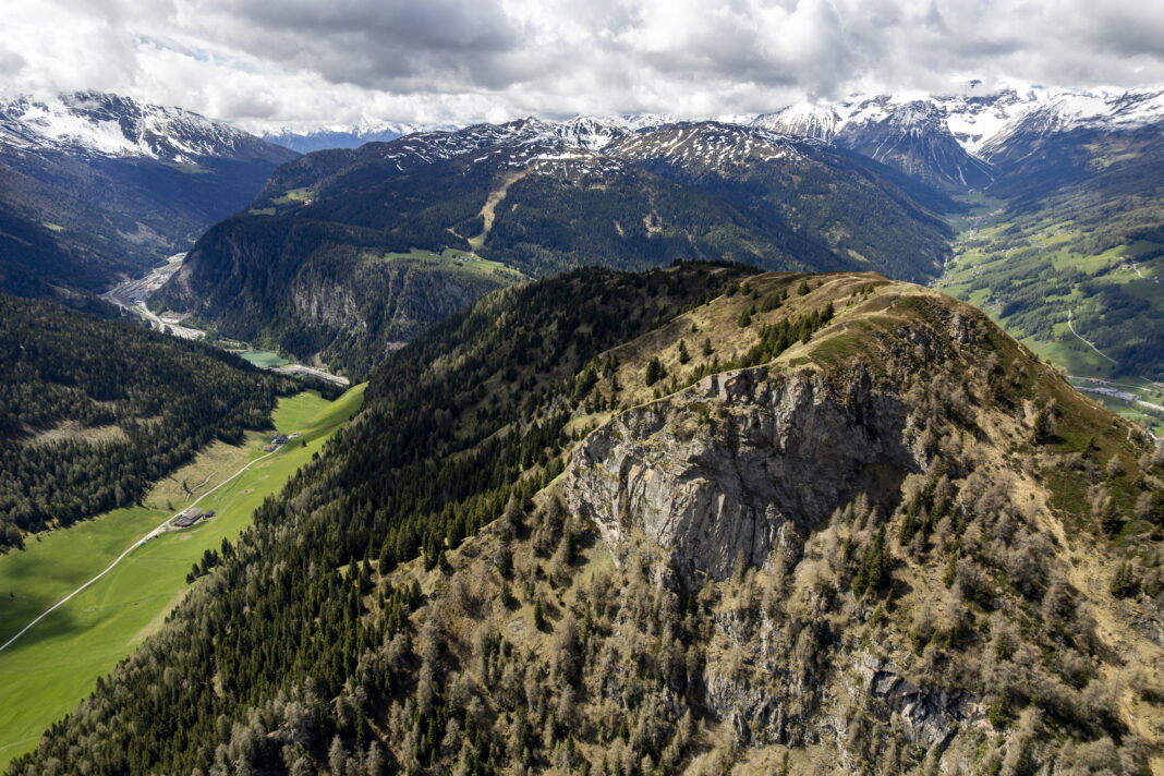 Der Padauner Kogel von oben mit Wipptal (links) und Obernbergtal (rechts)