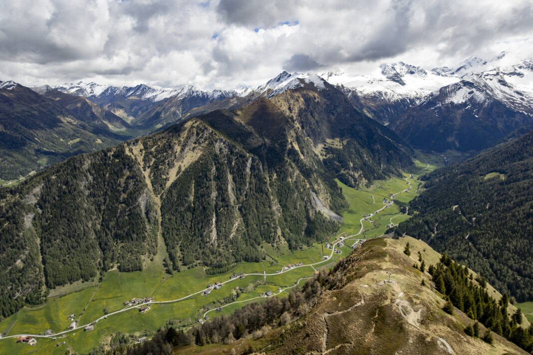 Der Padauner Kogel mit Schmirntal (rechts) und Navistal (links)