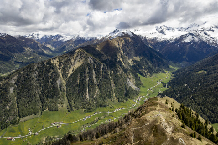 Der Padauner Kogel mit Schmirntal (rechts) und Navistal (links)