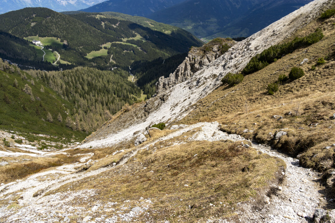 Der steile Abstieg nach Maria Waldrast (hinten links)