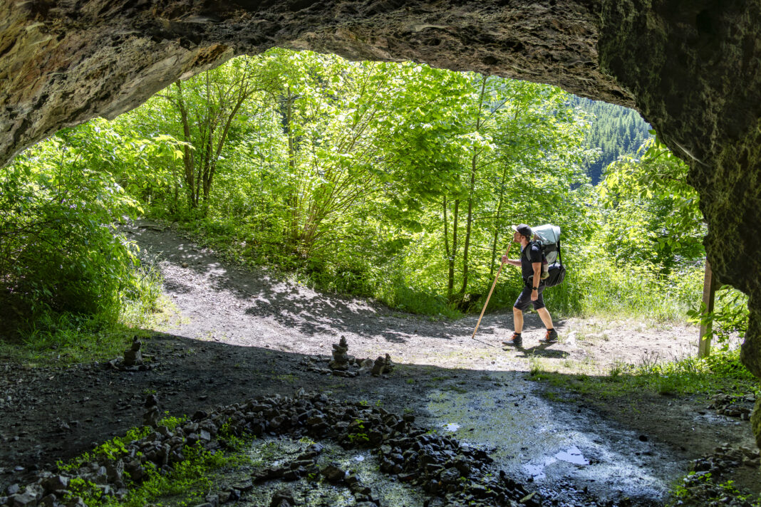 Der Weg zur Steinalm führt vorbei am Kühloch 