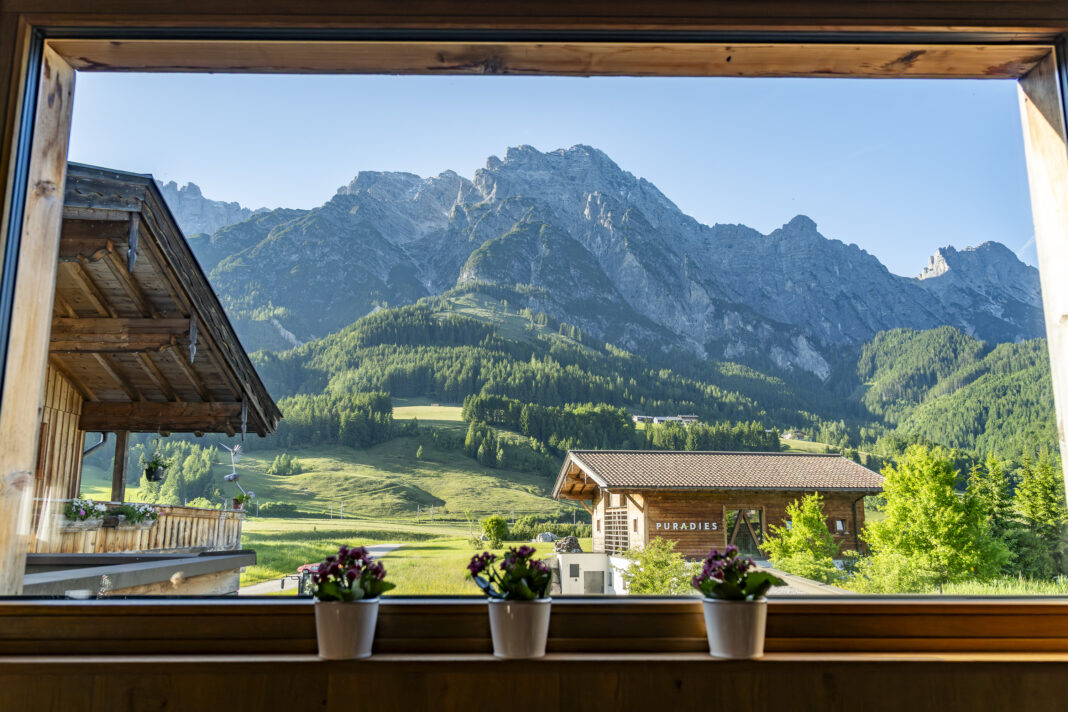 Blick beim Abendessen hoch zu den Leoganger Steinbergen