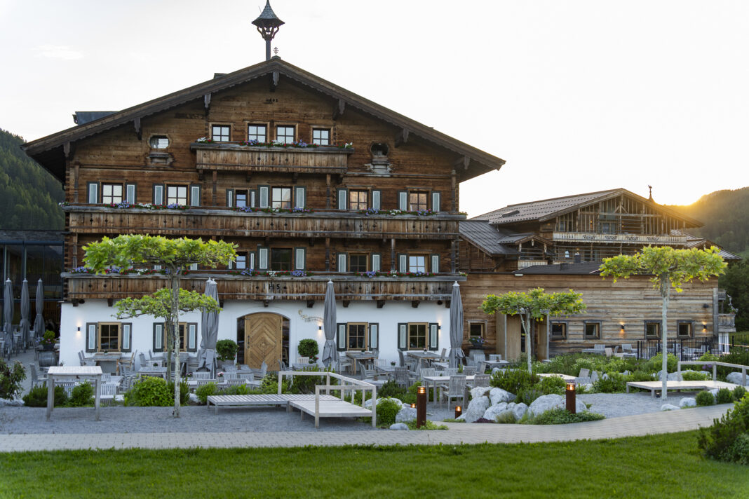 Das Hotel Puradies im Abendlicht