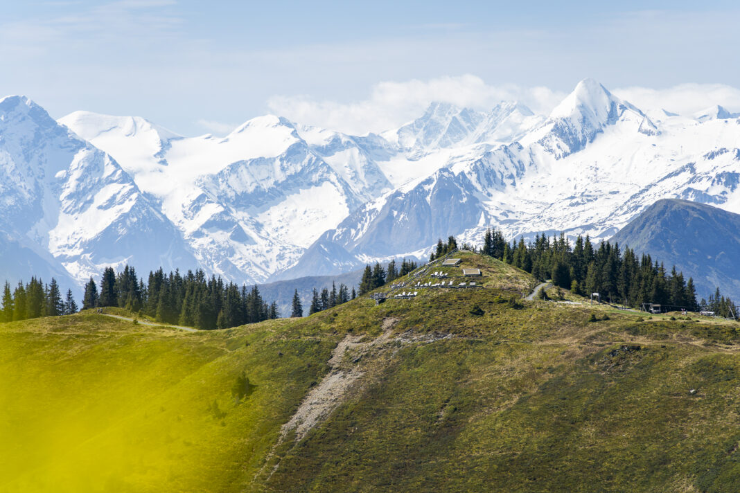 Blick zum Naturkino am Asitz; im Hintergrund die Hohen Tauern