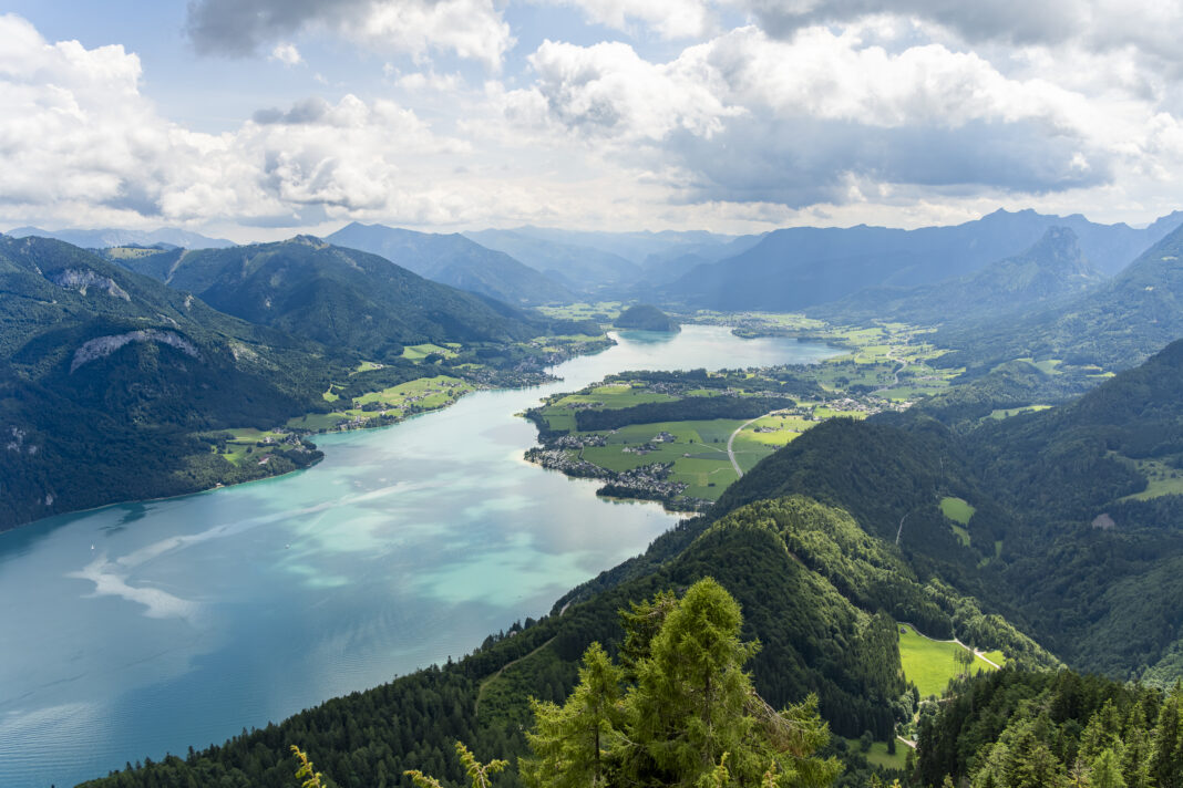 Blick beim Aufstieg auf das Zwölferhorn über den Wolfgangsee 