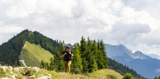 Am Panorama Rundwanderweg; im Hintergrund links das Gipfelkreuz des Zwölferhorns