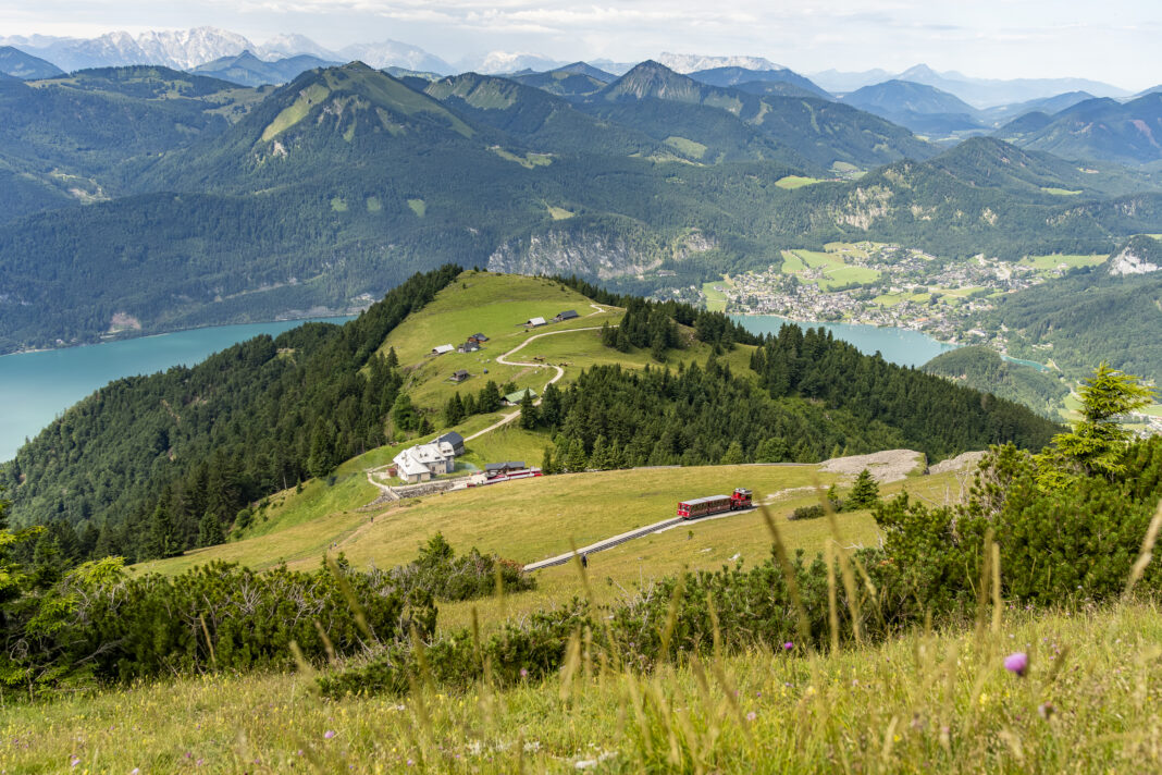 Ständiger Begleiter am Weg nach oben: die Schafbergbahn