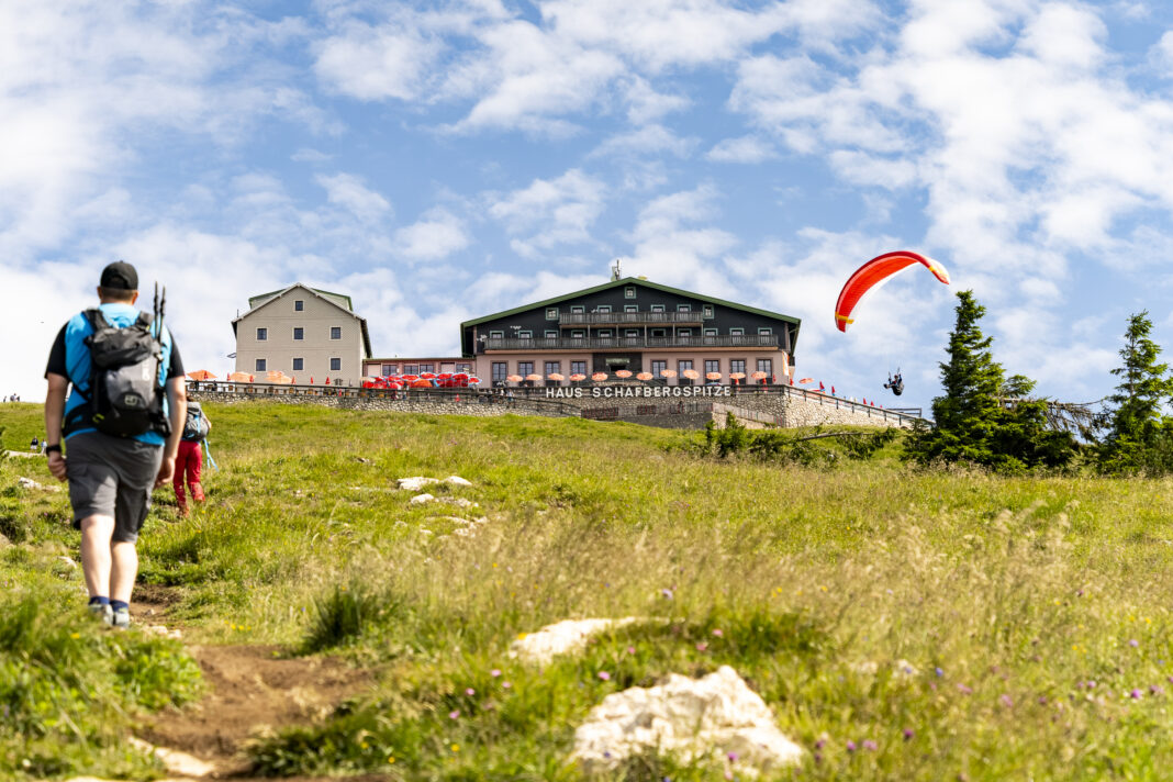 Das Haus Schafbergspitze thront direkt am Gipfel