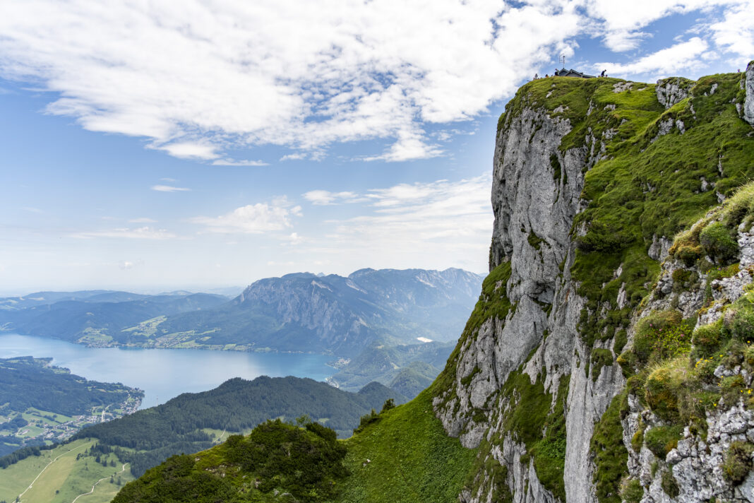 Hinter dem Haus Schafbergspitze geht es senkrecht nach unten
