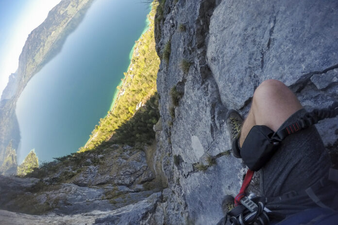 Spektakulärer Tiefblick in der weißen Wand