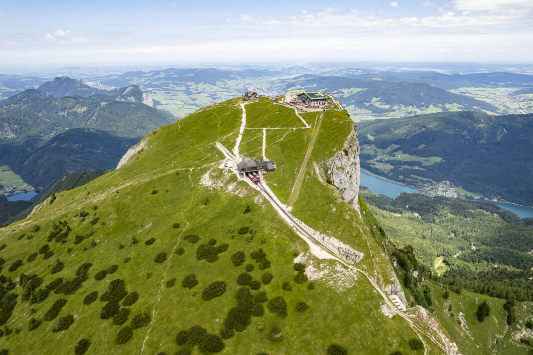 Der Gipfelbereich des Schafbergs mit der Bergstation von oben