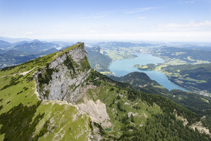 Von oben wird klar, woher der Mondsee seinen Namen hat