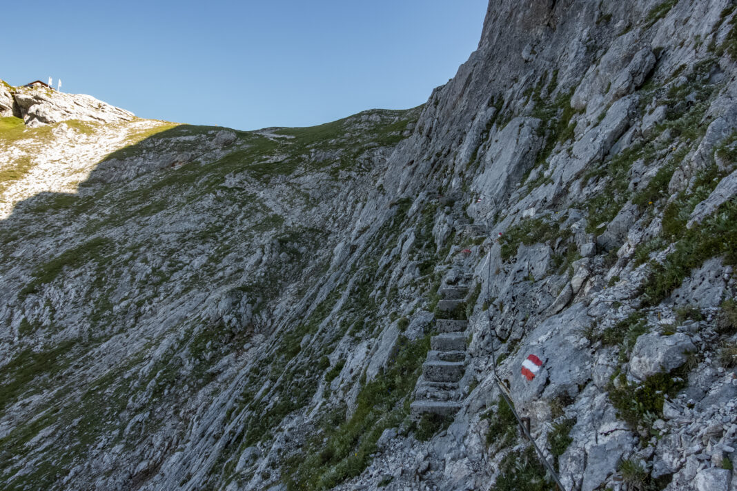 Auf den letzten Höhenmetern zur Hütte wird das Gelände etwas ausgesetzt