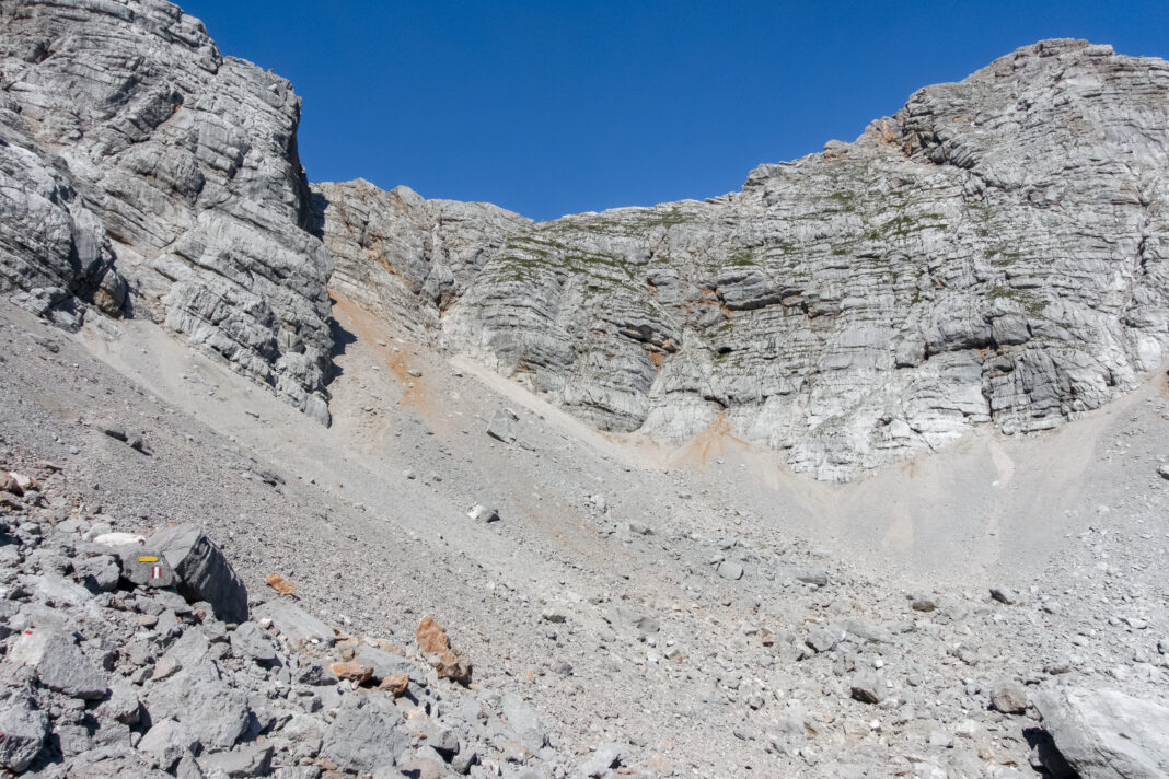 Über das Geröllfeld erreicht man den Einstieg des leichten Klettersteigs