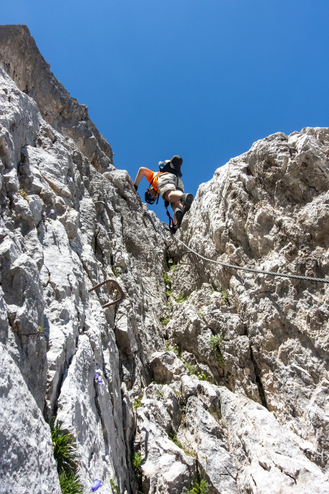 Die Schlüsselstelle – ein kurzer, steiler Kamin – befindet sich relativ am Anfang des Klettersteigs