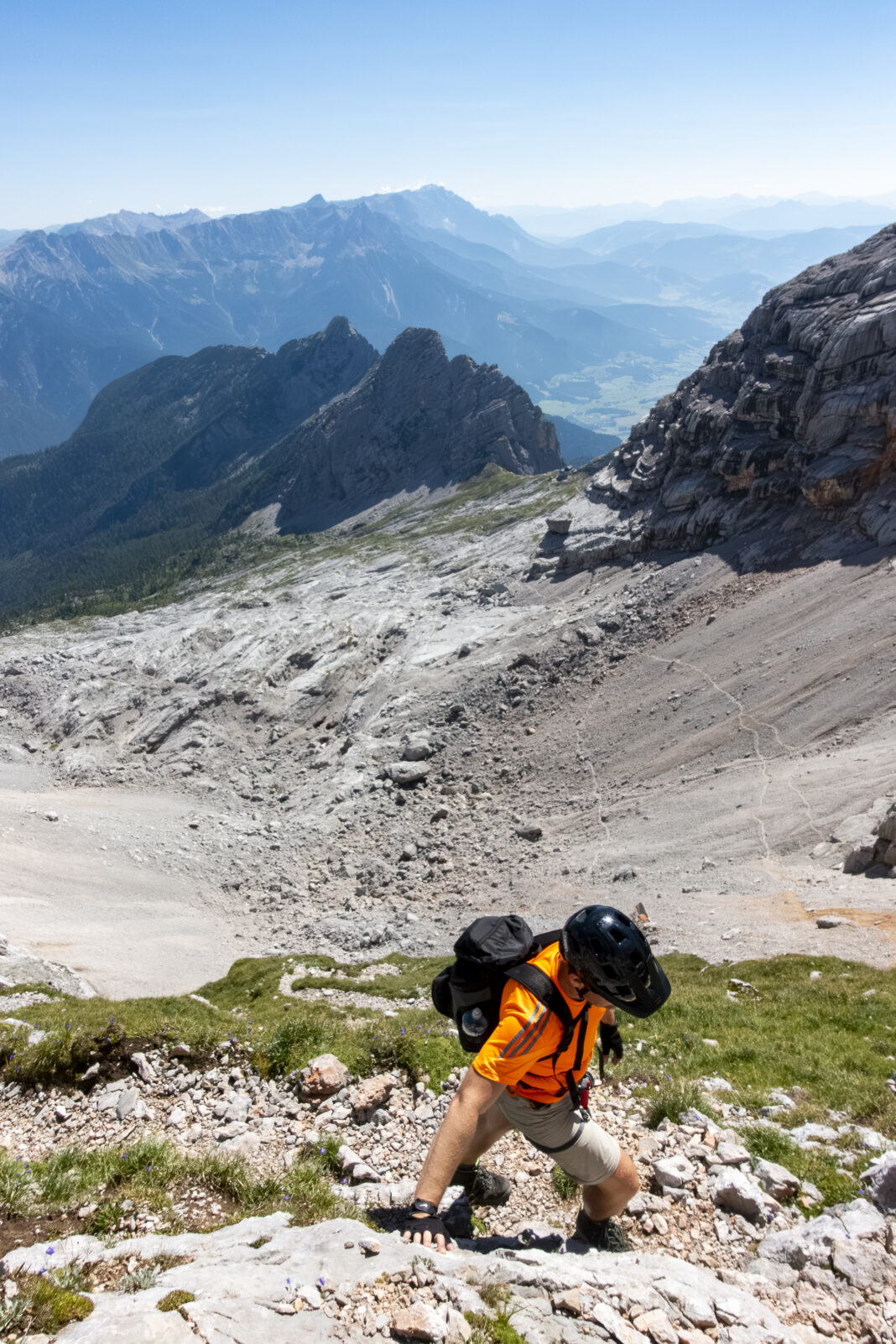 Ein steiler teils ausgesetzter alpiner Steig führt die letzten Meter zur Kuchlnieder