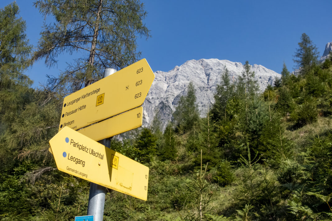 Bereits der erste Wegweiser macht klar: Selbst der Zustieg zur Passauer Hütte ist eine anspruchsvolle Wanderung