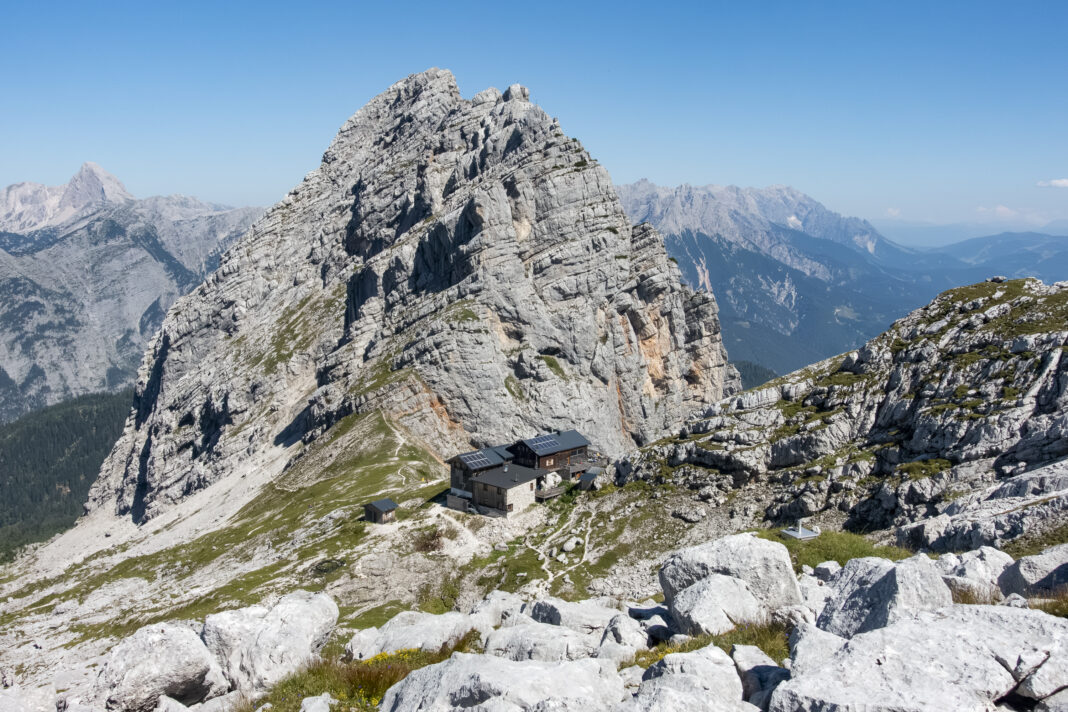 Die Passauer Hütte mit dem Mitterhorn im Hintergrund