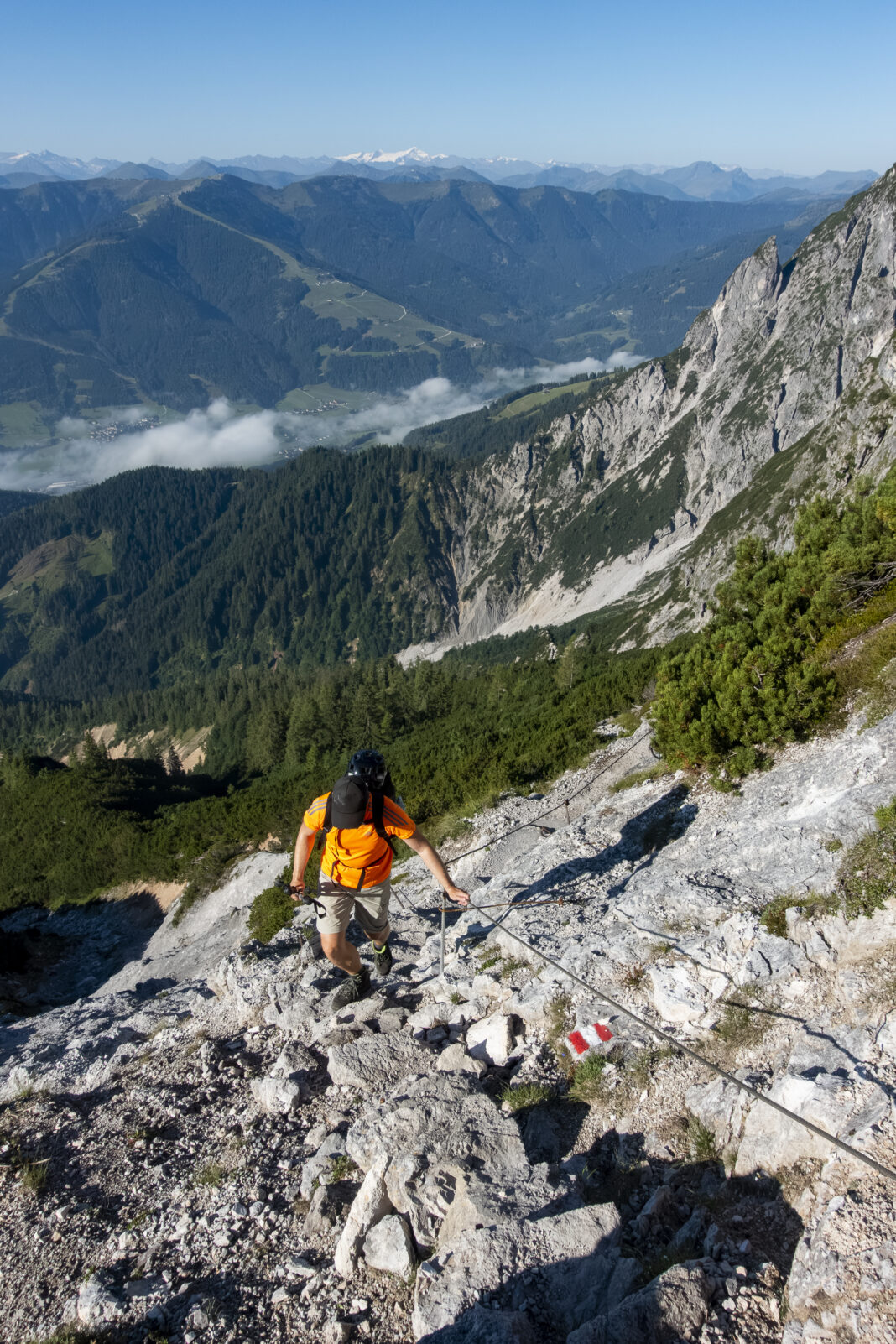 Der Blick zurück wird immer schöner, bald sieht man die schneebedeckten Gipfel der Hohen Tauern