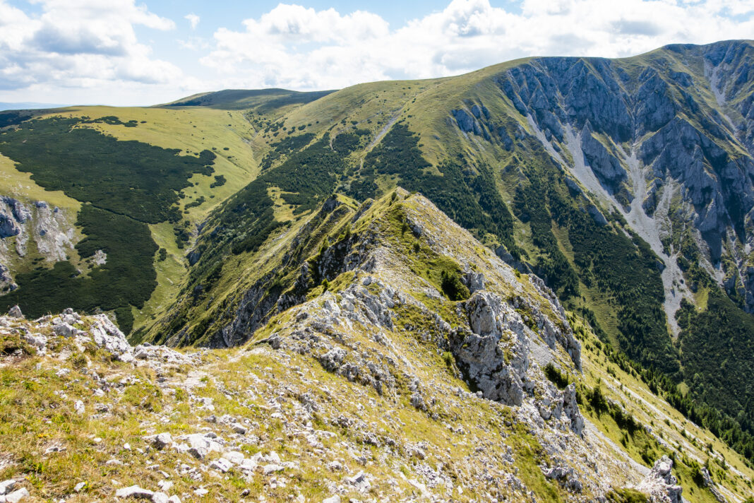 Ein erster Blick hinunter auf den anspruchsvollsten Teil der Tour: den Abstieg vom Großen Wildkamm