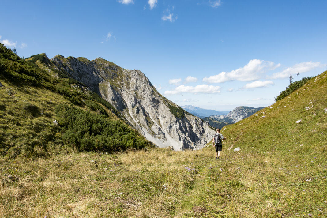 Am beginn der Rodel; links die steile Flanke des Wildkamms