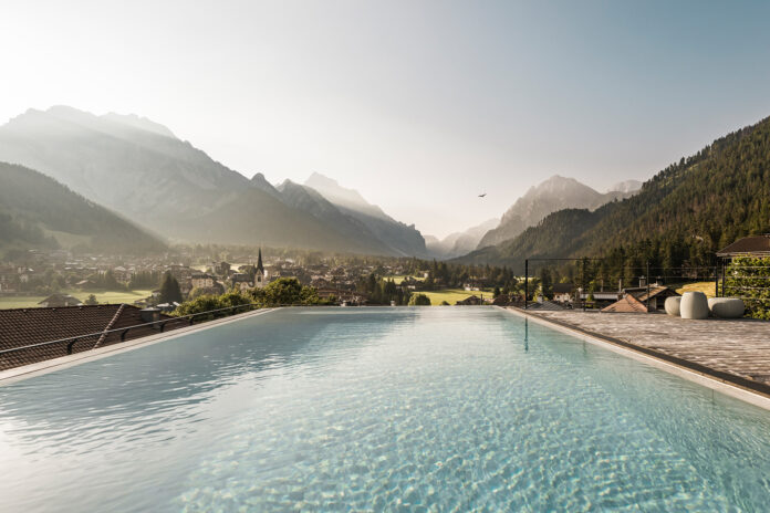 Ausblick vom Infinity Pool im Excelsior Dolomites Life Resort