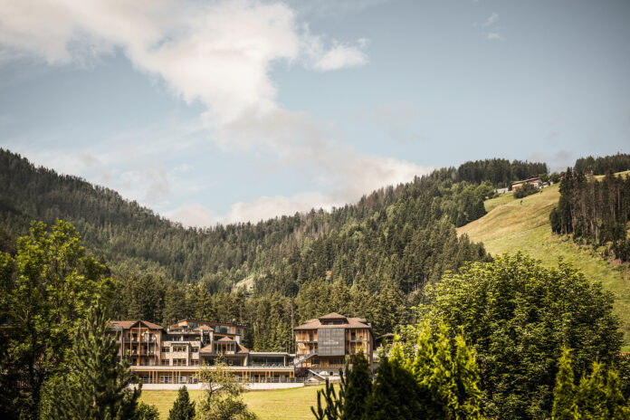 Excelsior Dolomites Life Resort mitten im Wald