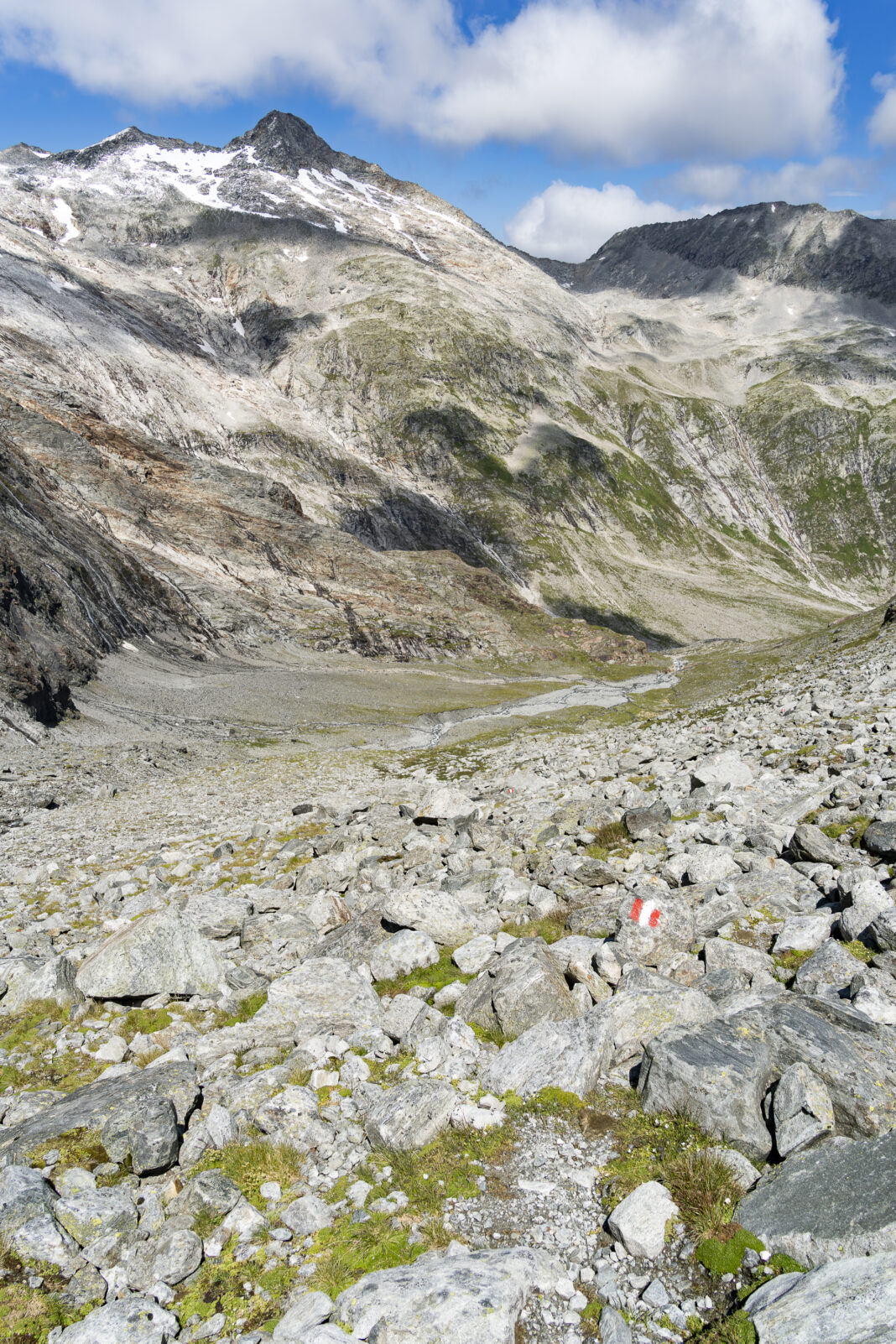 Der felsige Abstieg ins Kleinelendtal