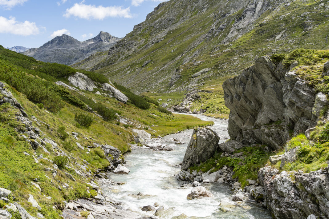 Fast schon kitschig schön folgt man dem Kleinelendbach zurück zum Stausee