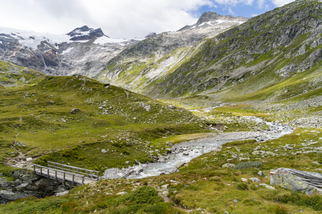 Überall stürzen gletschergespeiste Bäche aus den steilen Flanken